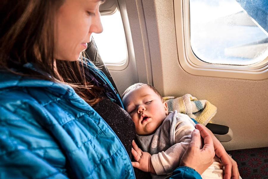 آنچه باید درباره سفر هوایی با نوزاد بدانید